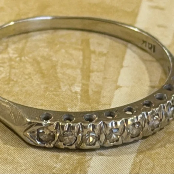 Vintage 14k white gold and diamond wedding band/ring - Picture 2 of 6